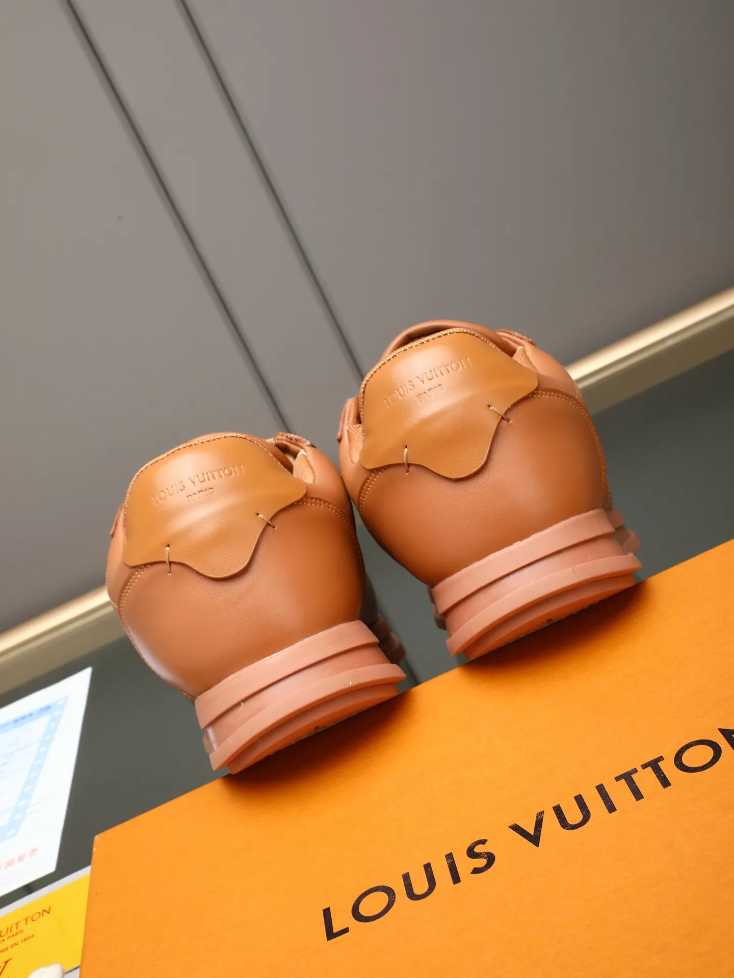 PP560 LV Louis Vuitton L Jialu Brand Runner Tatic Series Thick-soled Casual Sports Shoes Running Shoes Original purchase, development and production This LV Runner Tatic sports shoe combines technical materials such as mesh fabric and ribbons to interpret the inspiration of traditional mountaineering shoes. LV letters are written on one side, the lariat buckle of the quick lacing system is embellished with Monogram flowers and Louis Vuitton logos, and the light and wear-resistant rubber outsole completes the whole. ▪️Fabric: Original imported cowhide + mesh ▪️Inner lining: Original customized breathable mesh ▪️Sole: Original open-molded anti-slip rubber combination material ▪️Size: Men's 38-44 (customized for 45 and 46)